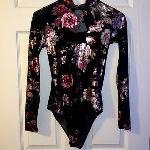 🎈5 items for $20 bundles Women body suit size Medium “A’Gaci”